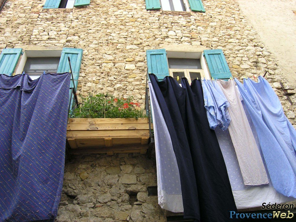 Draps suspendus qui s&egrave;chent.