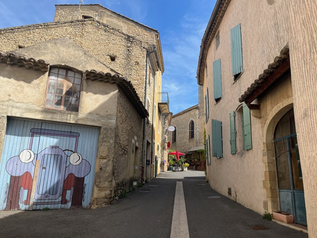 Ruelle du centre ville avec une jolie porte peinte.