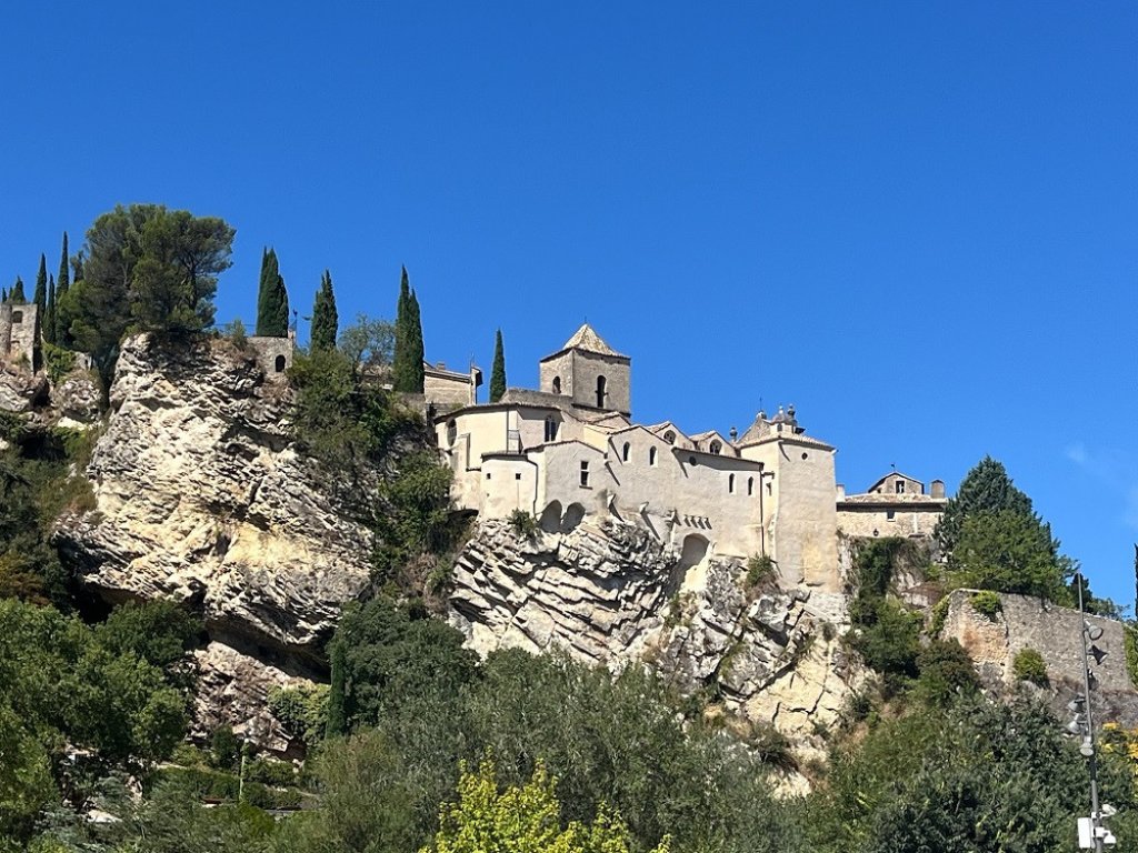 Village de Vinsobres perch&eacute; au dessus d'une falaise.