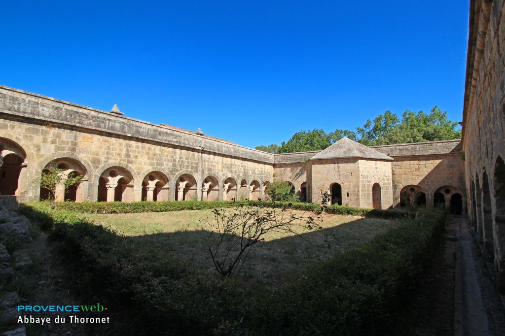 Cloitre de l'abbaye du Thoronet.