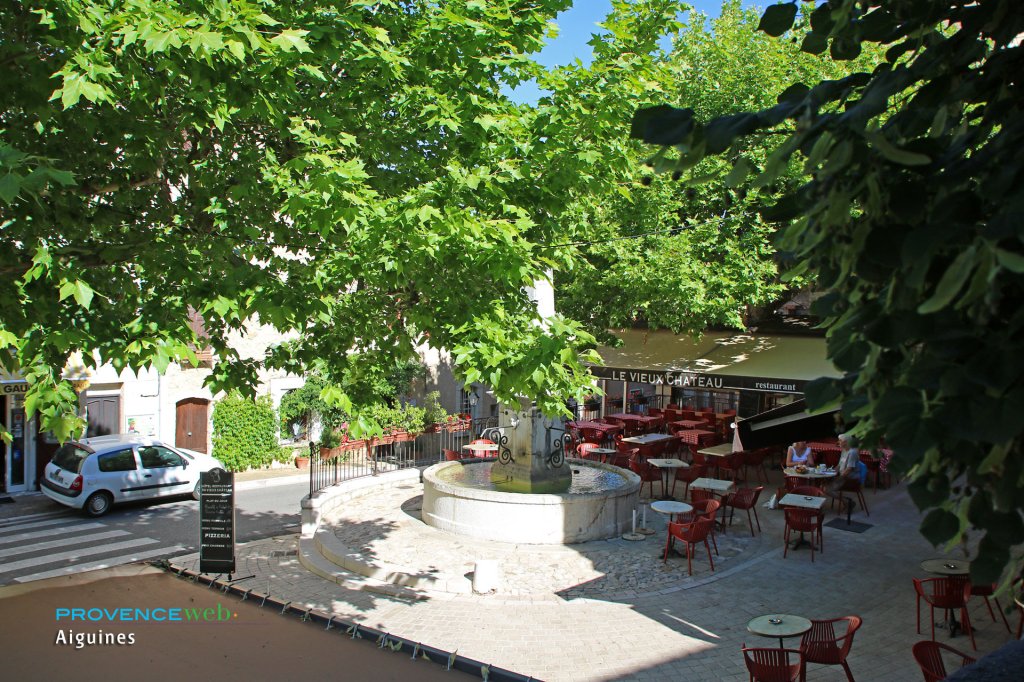 Petite place ombrag&eacute;e.