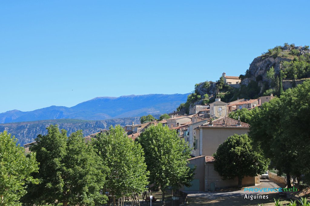 Village d'Aiguines dans le Verdon.