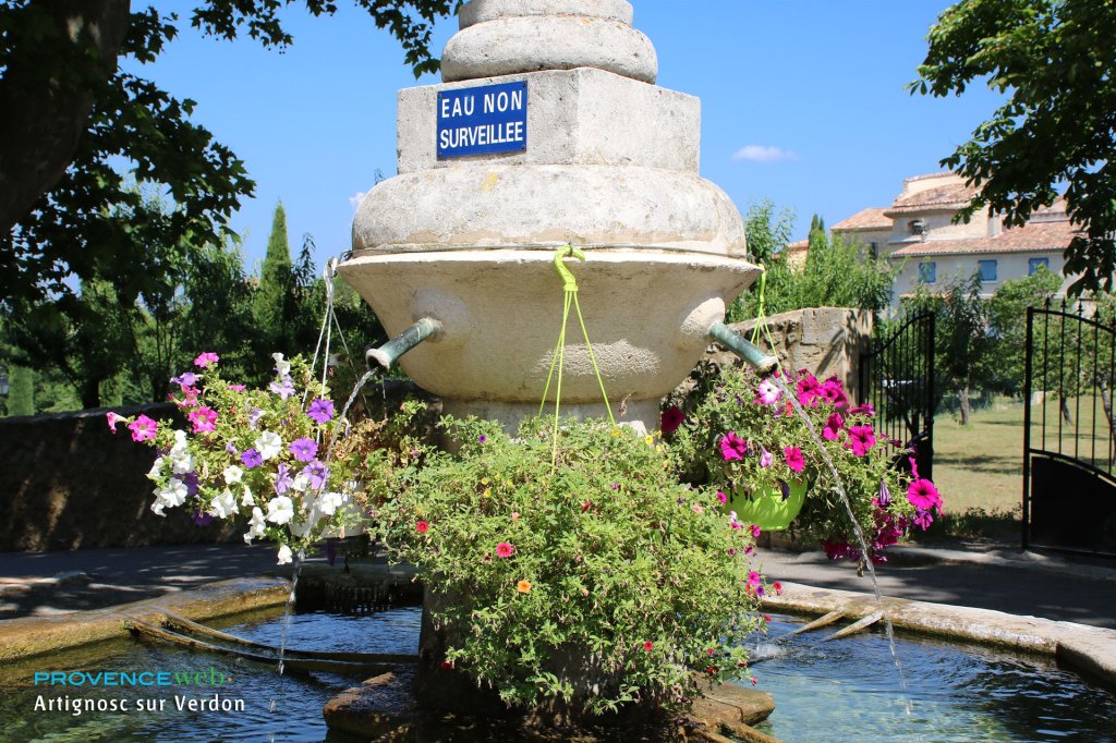 Jolie fontaine fleurie.
