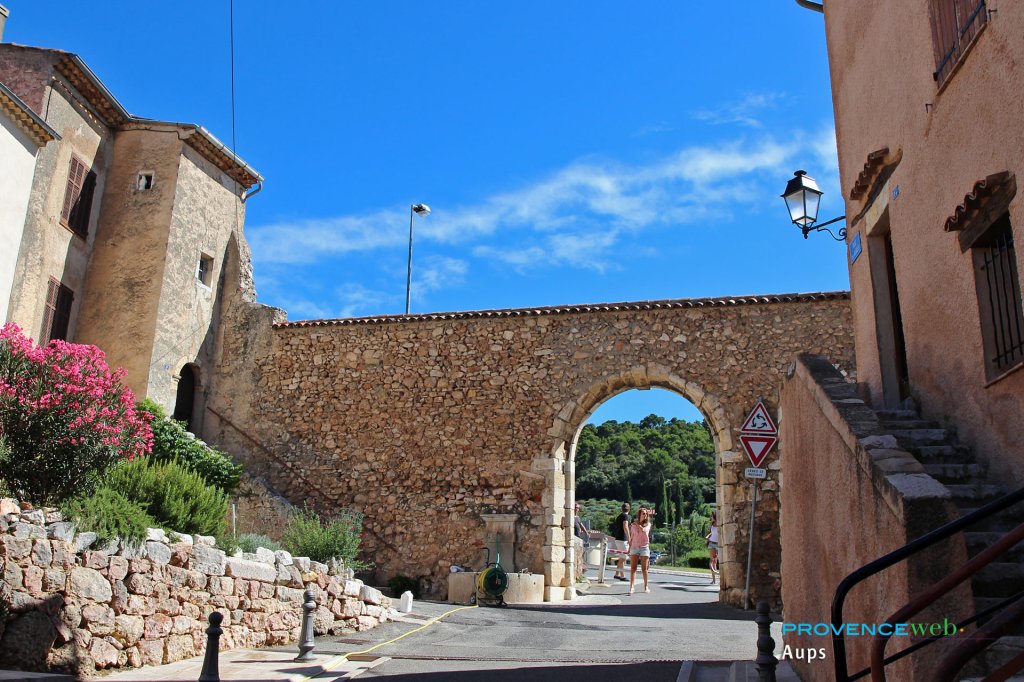 Muraille &agrave; Aups.