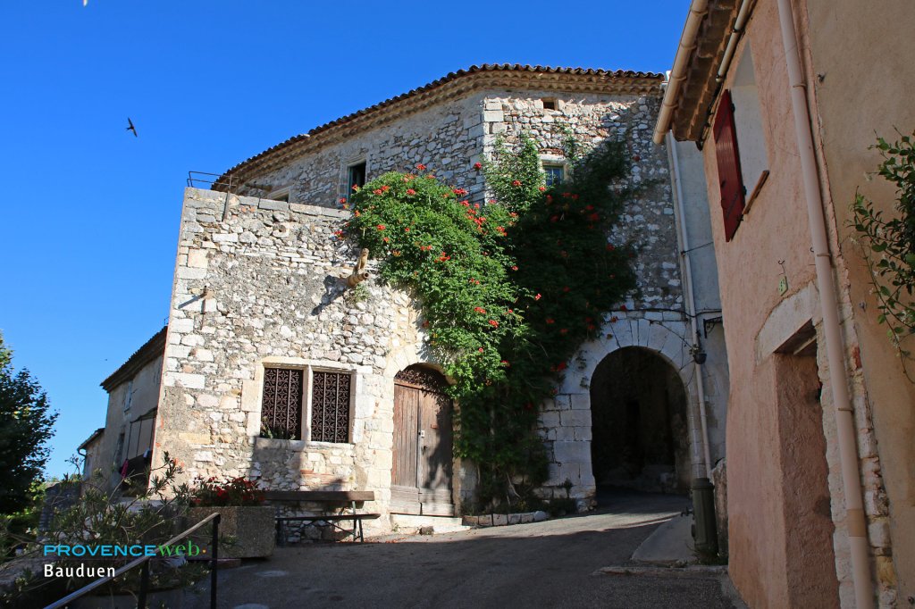 Vieille maison &agrave; Bauduen.