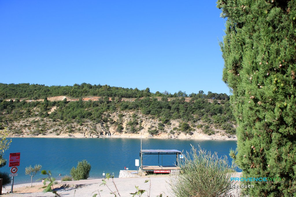 Quai du lac &agrave; Bauduen.