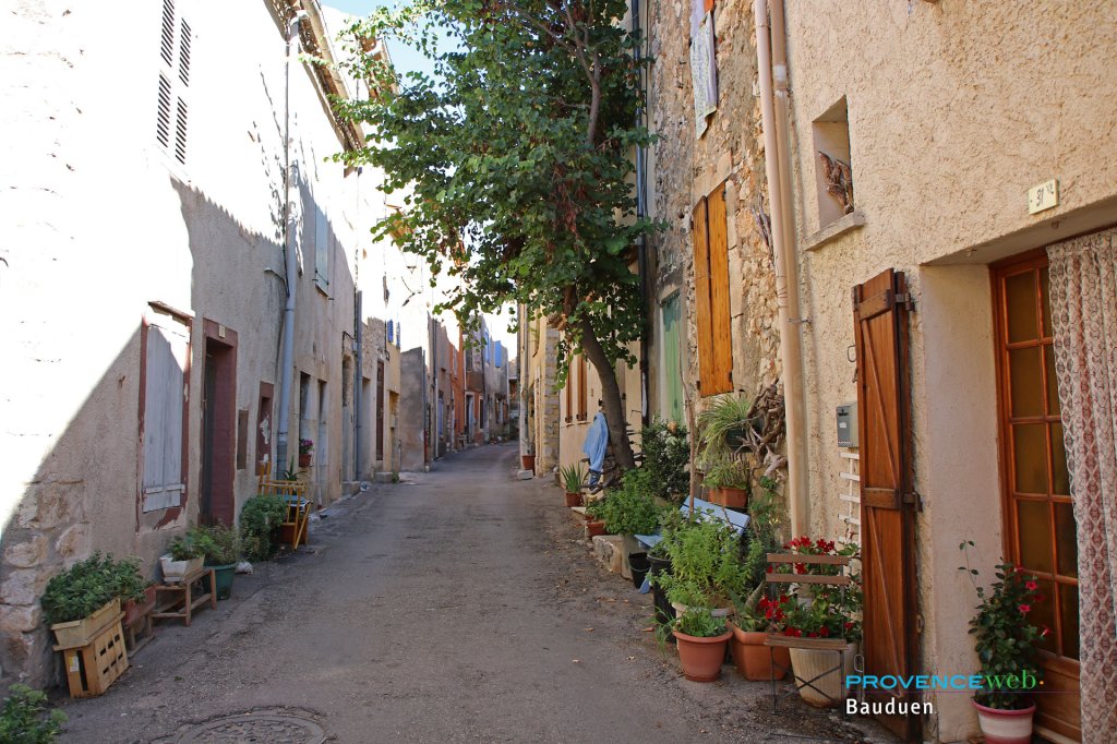 Ruelle &agrave; Bauduen.
