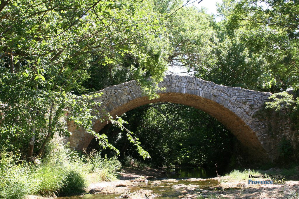 Pont romain à Besse sur Issole.