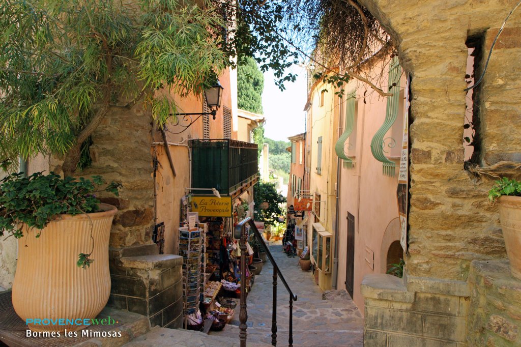 Ruelle &agrave; Bormes les Mimosas.
