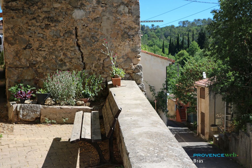 Petite place en haut du village.