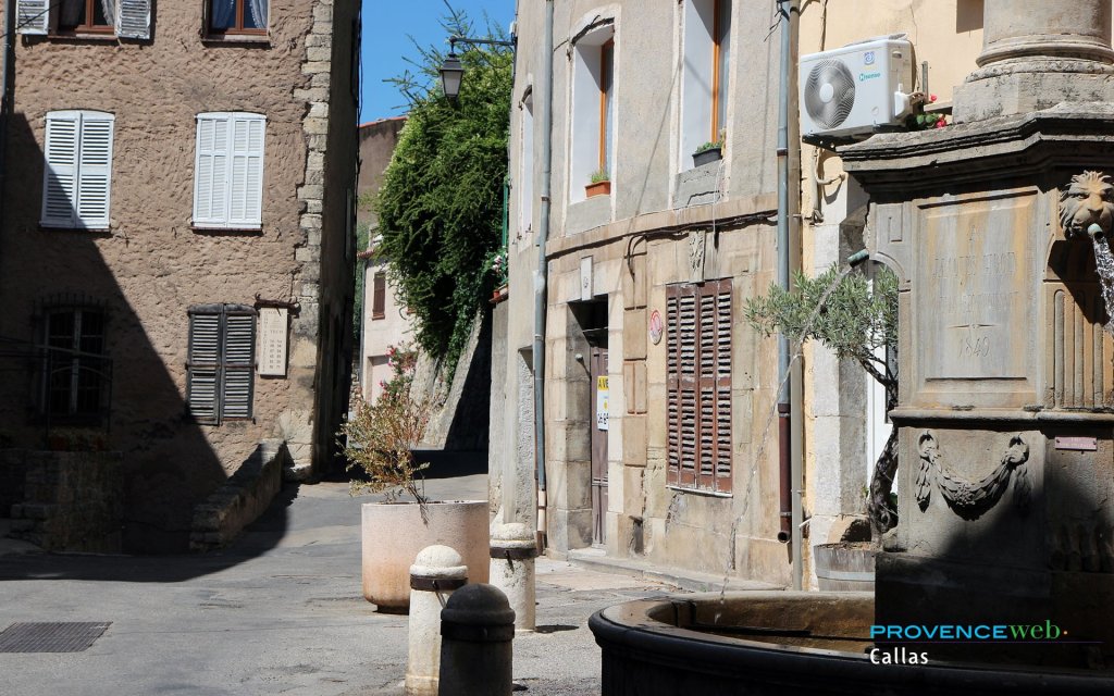 Fontaine dans le centre.