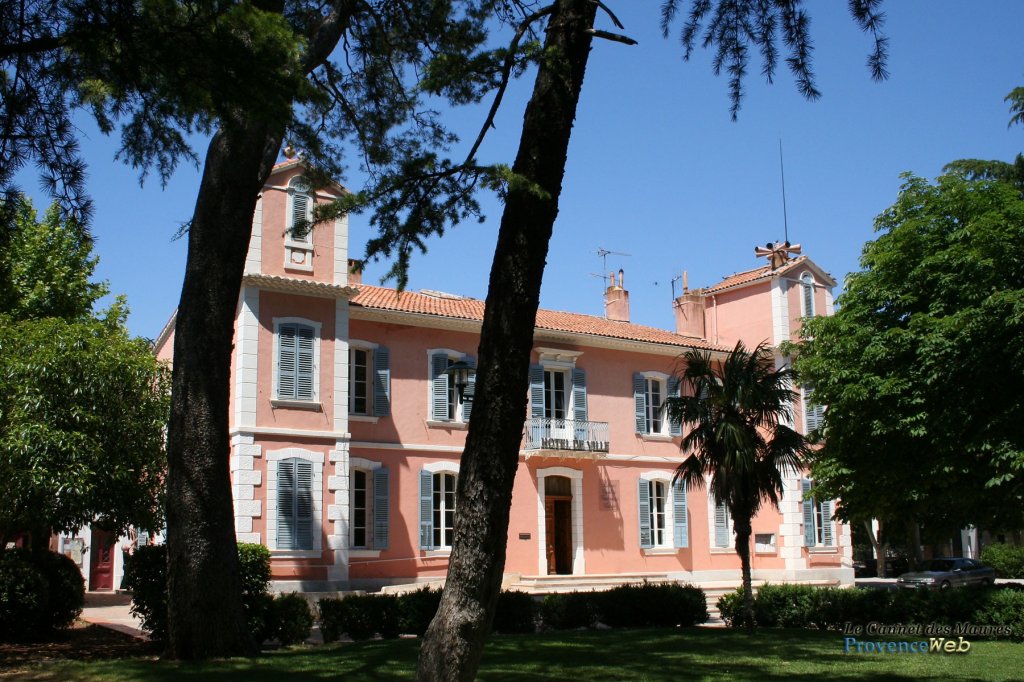 Mairie Le Cannet des Maures.