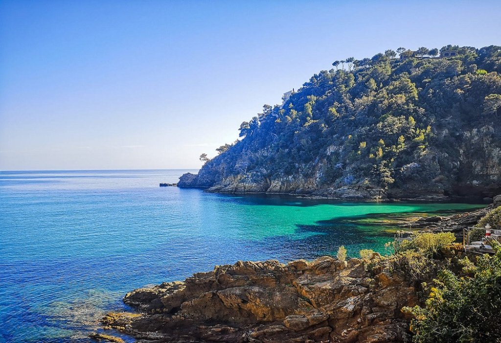 Eau turquoise dans la calanque de Cavalaire.