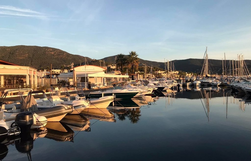 Bateaux de plaisance dans le port de Cavalaire.