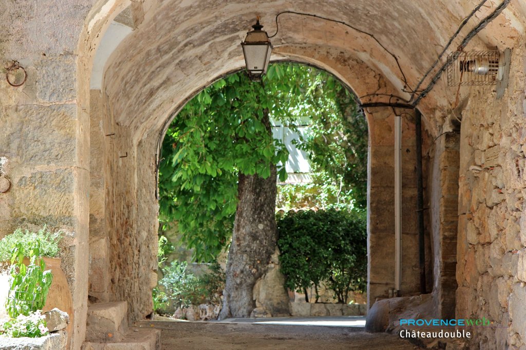 Passage vo&ucirc;t&eacute;.