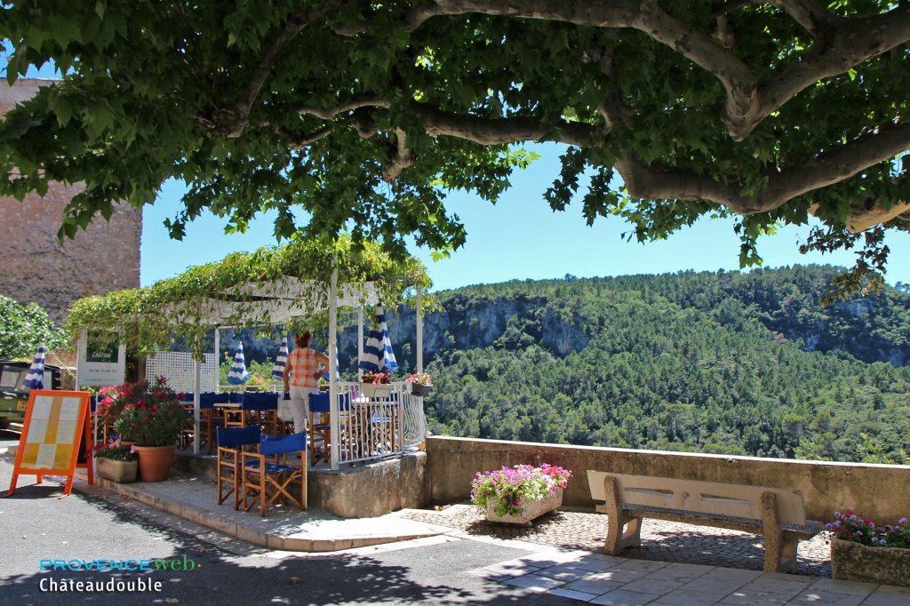 Restaurant avec vue.