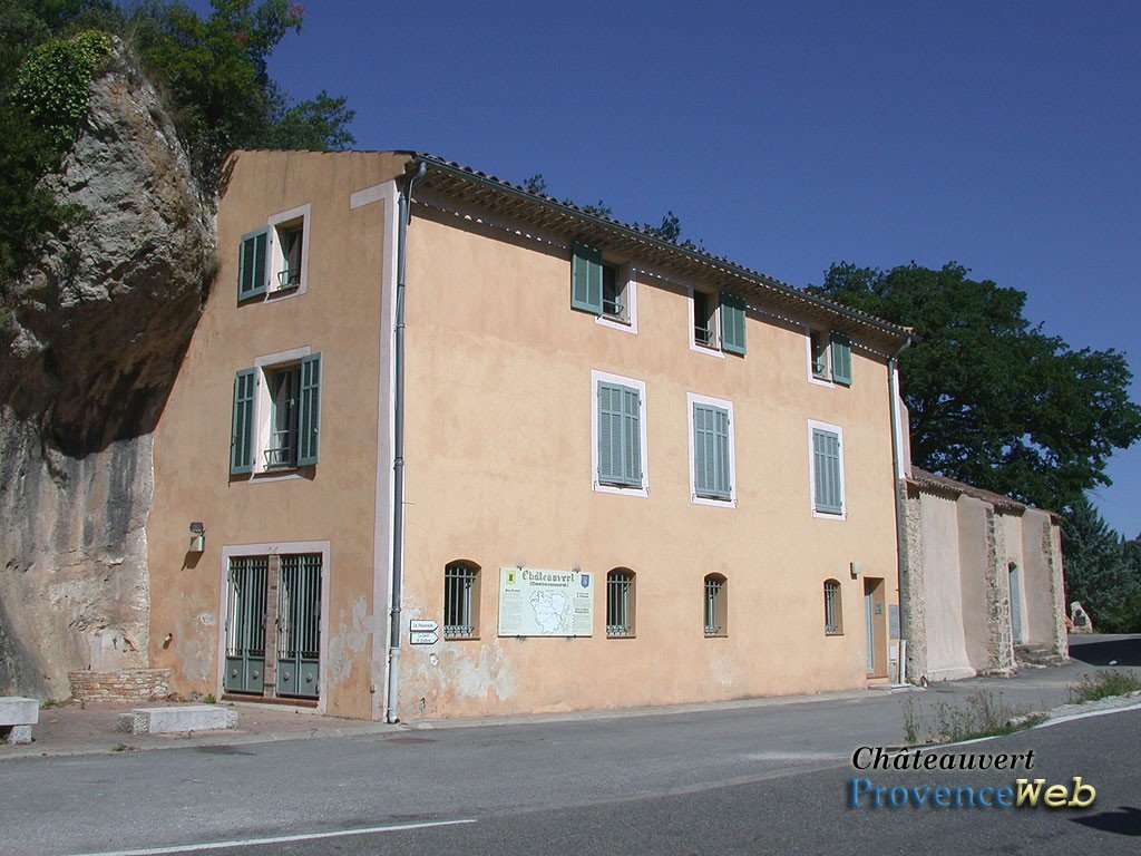 Le village de Ch&acirc;teauvert dans le Var.
