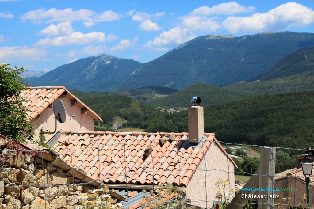 Montagnes derri&egrave;re Ch&acirc;teauvieux.