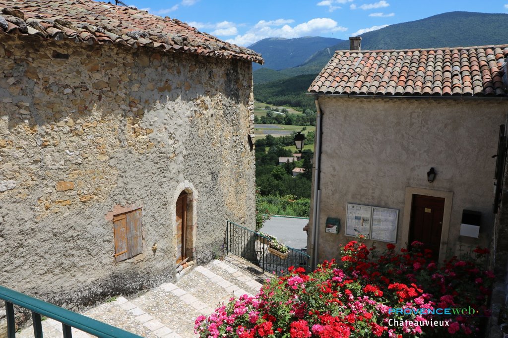 Le village de Ch&acirc;teauvieux dans le Var.