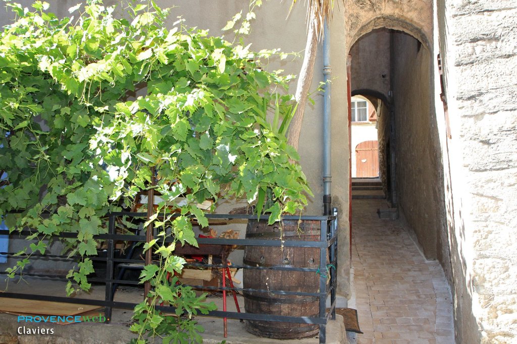 Petit passage vo&ucirc;t&eacute;.