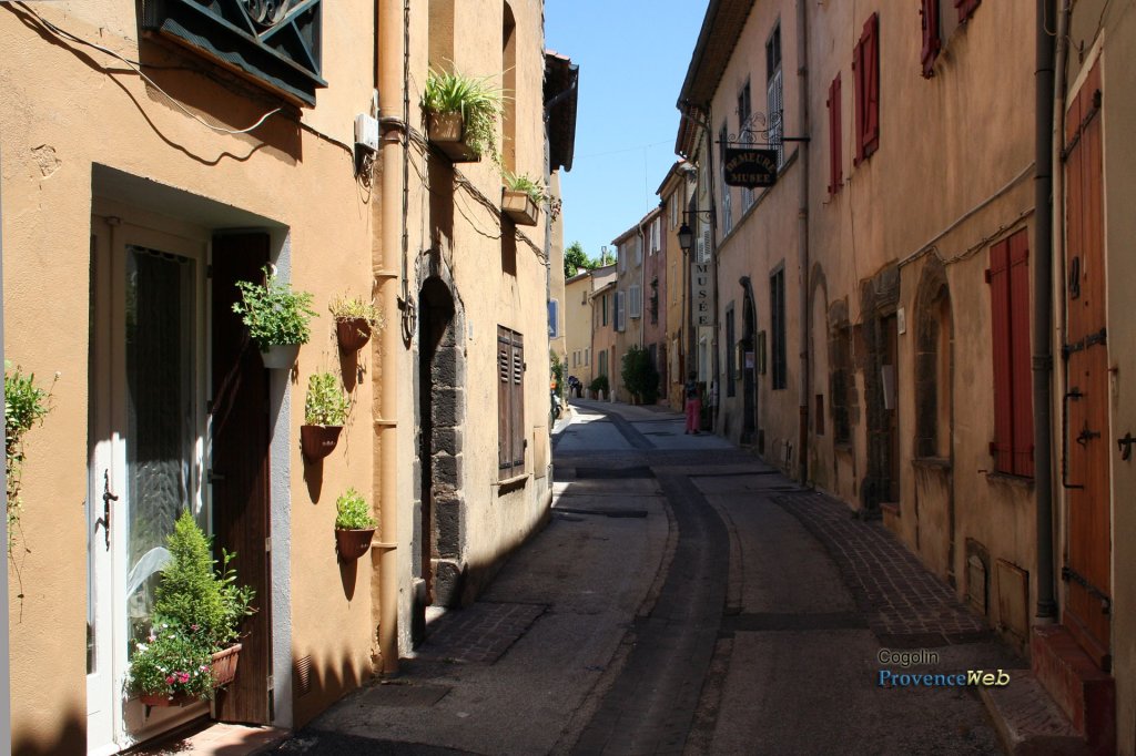 Le village de Cogolin dans le Var.
