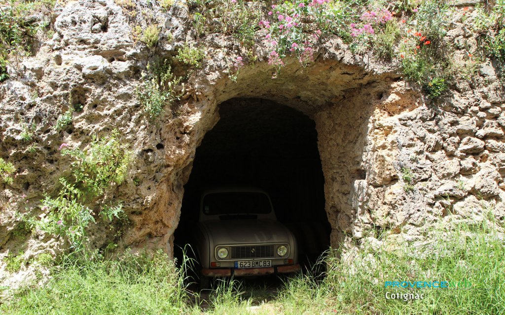 Falaise troglodytique.