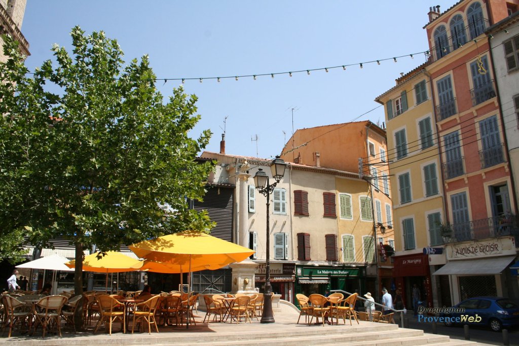 Place avec des restaurants.