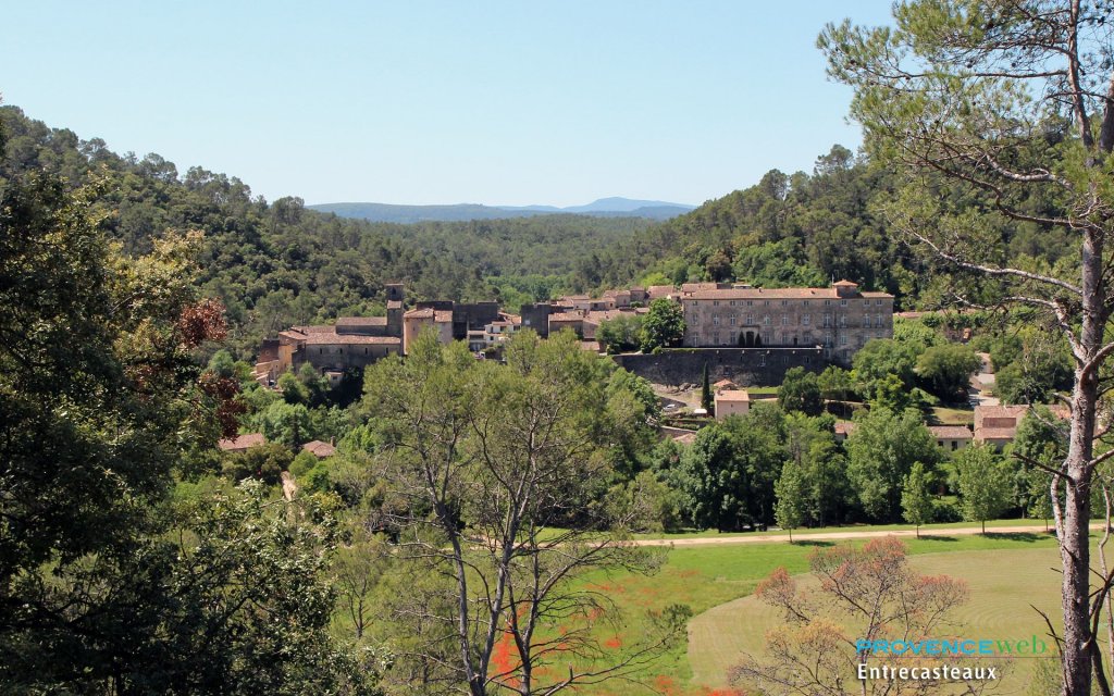 Le village d'Entrecasteaux dans le Var.