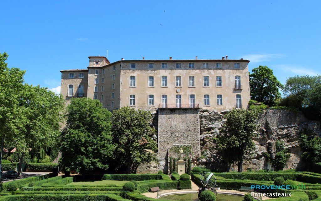 Le ch&acirc;teau en &eacute;t&eacute;.