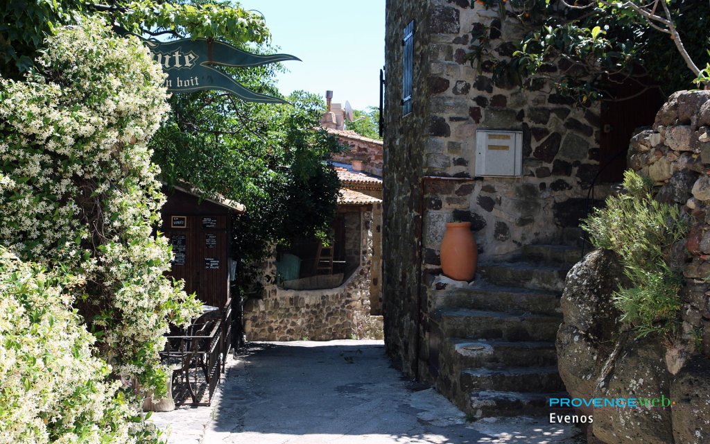 jolie rue &agrave; Evenos.