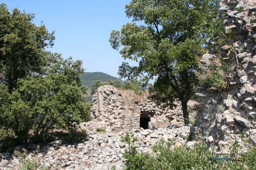 Fortifications en ruine.