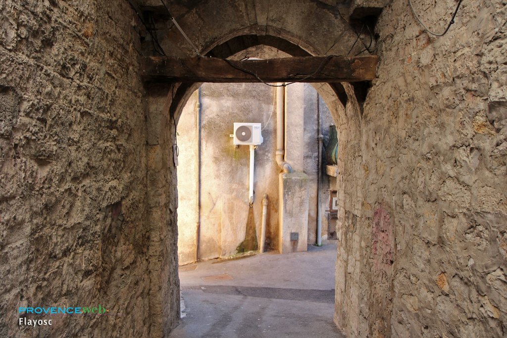 Passage vo&ucirc;t&eacute;.