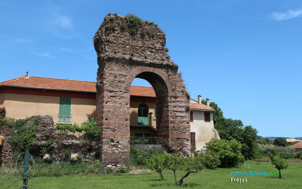 Porte antique de Fr&eacute;jus.