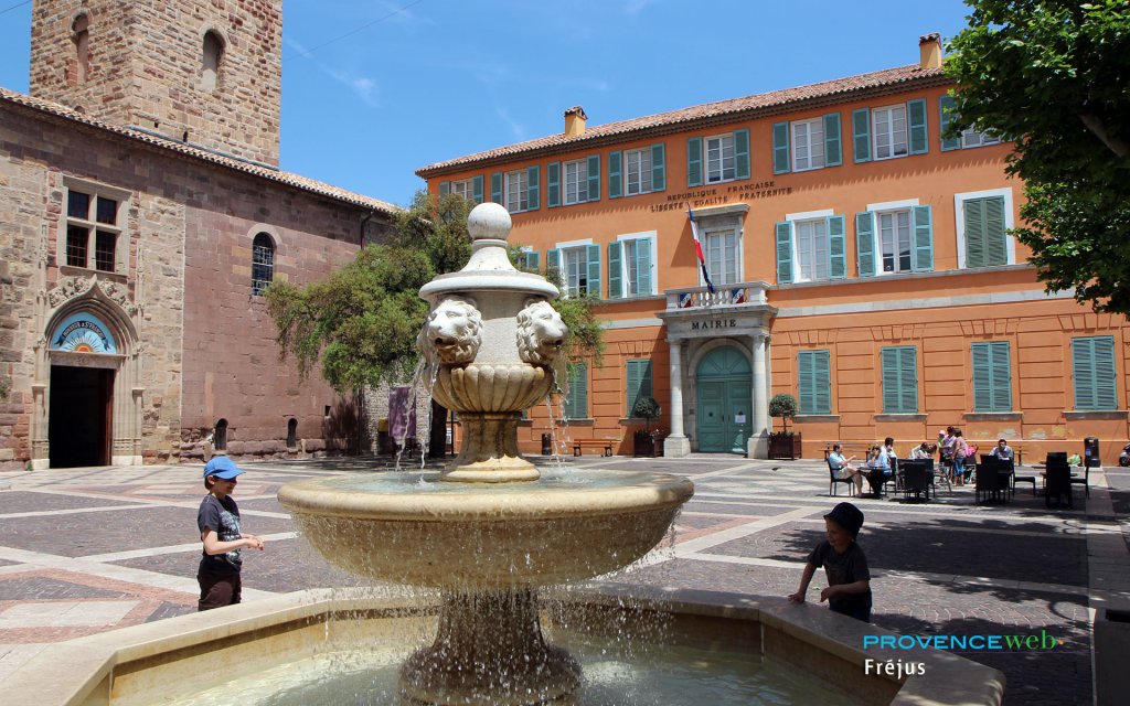 Place et fontaine &agrave; Fr&eacute;jus.