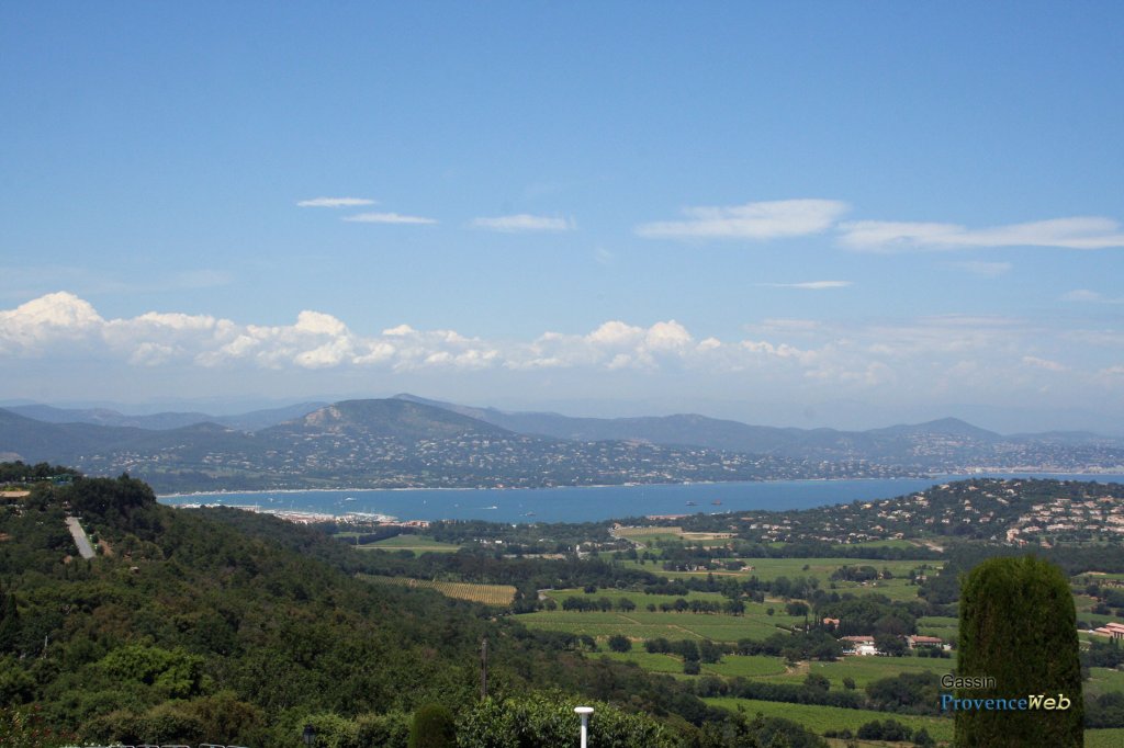 Jolie vue sur la mer depuis Gassin.