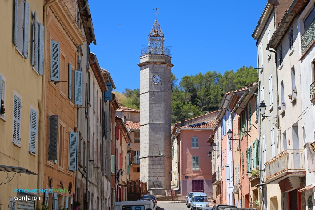 Tour avec horloge.