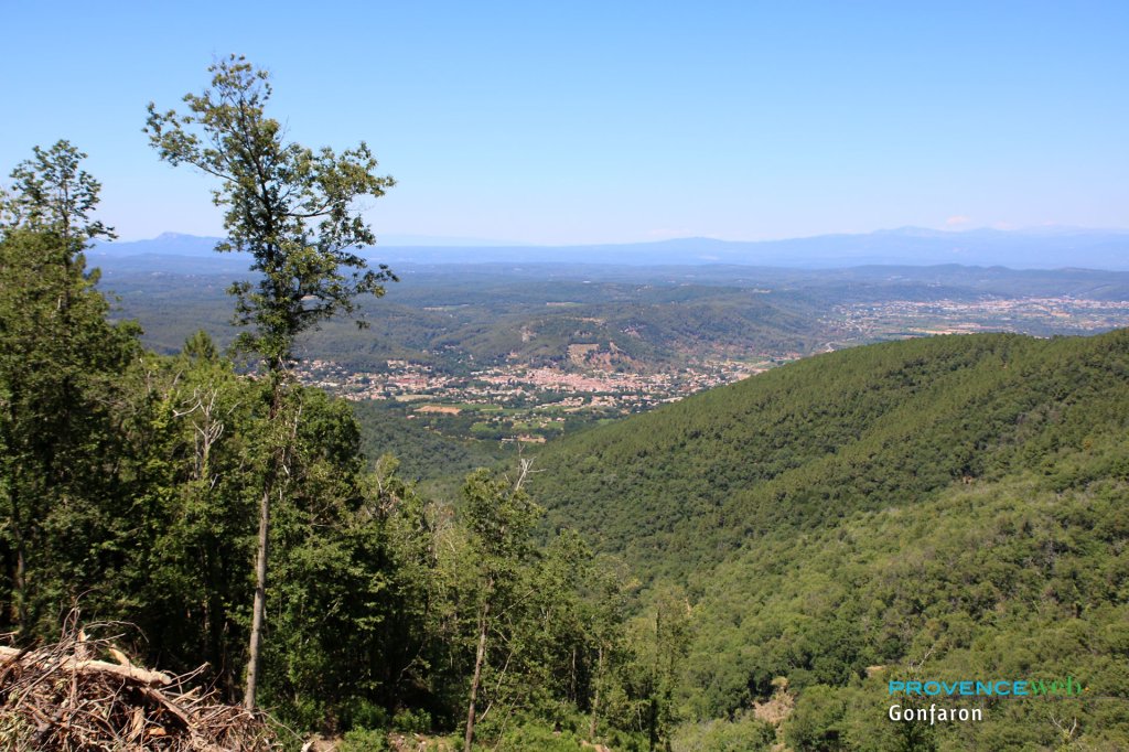 Vue de loin du village de Gonfaron.