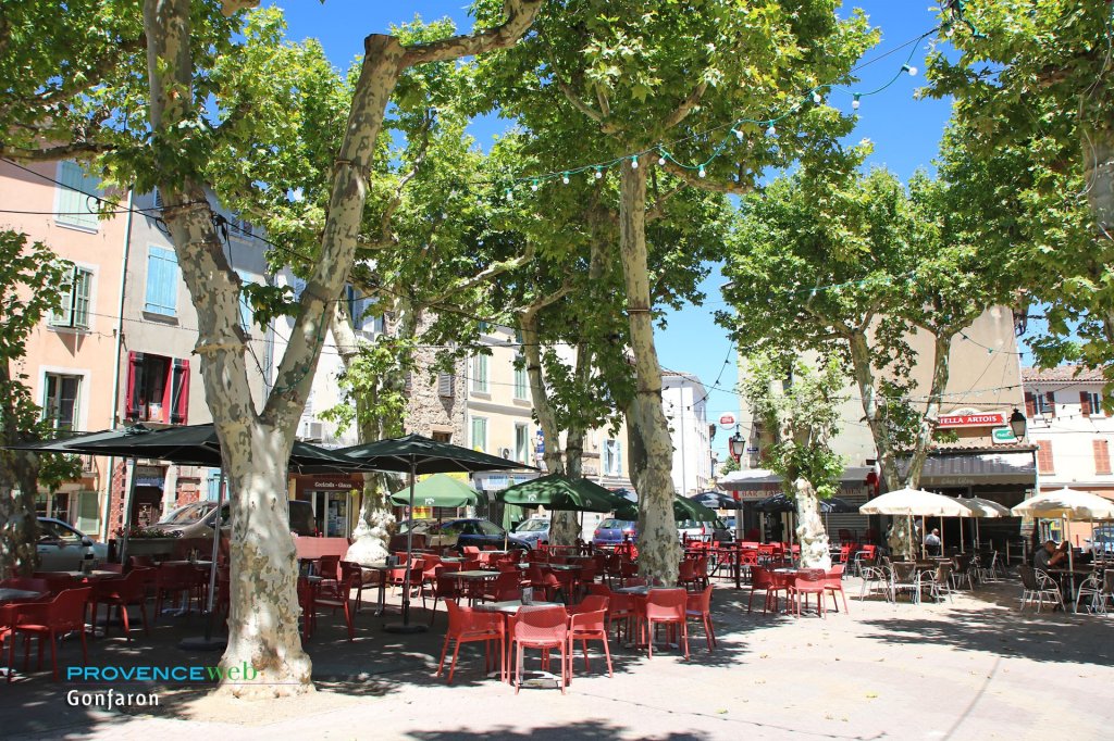 Terrasses des restaurants.