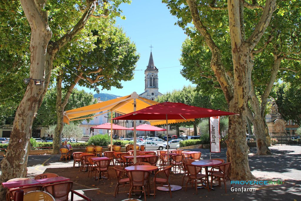 Place ombrag&eacute;e.