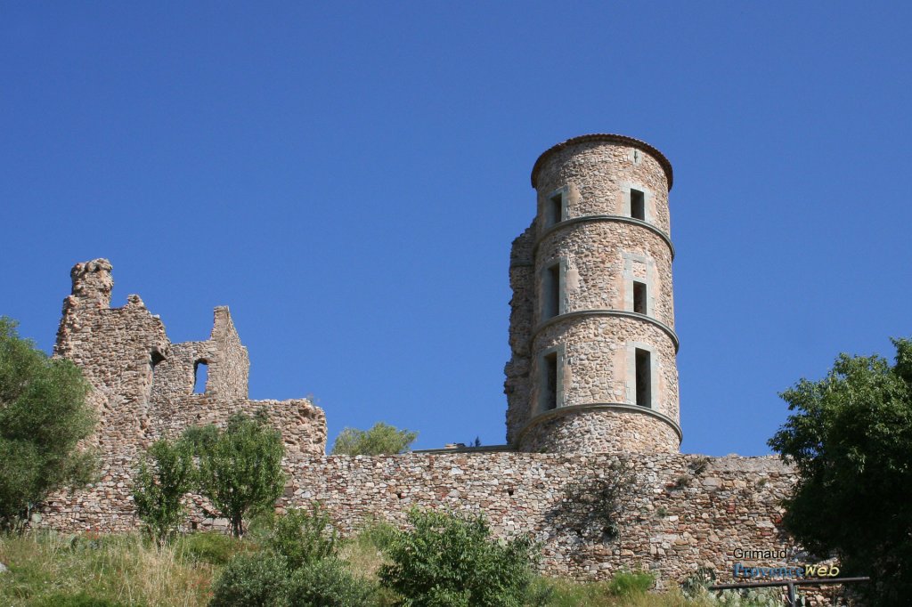 Tour et muraille en ruine.