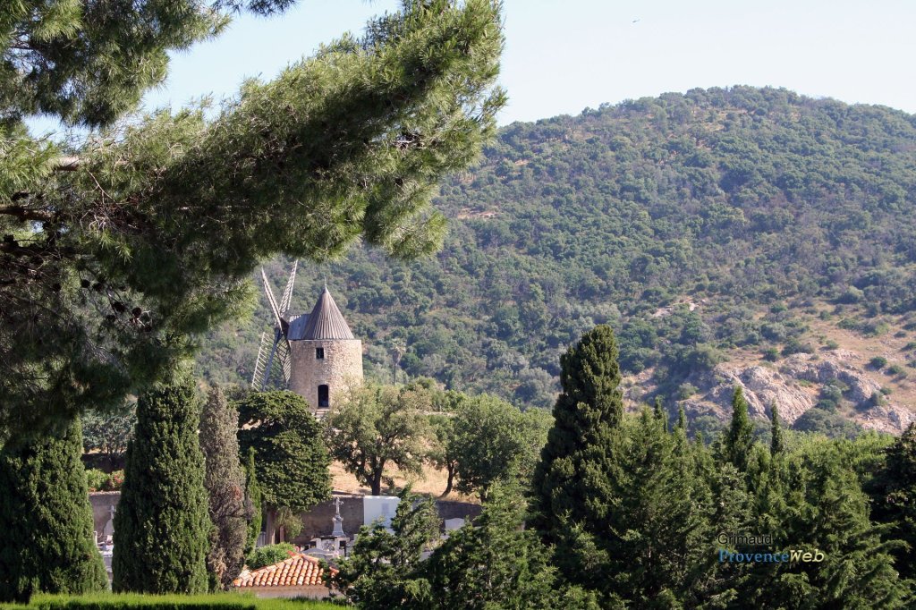Le Moulin Saint-Roch &agrave; Grimaud.