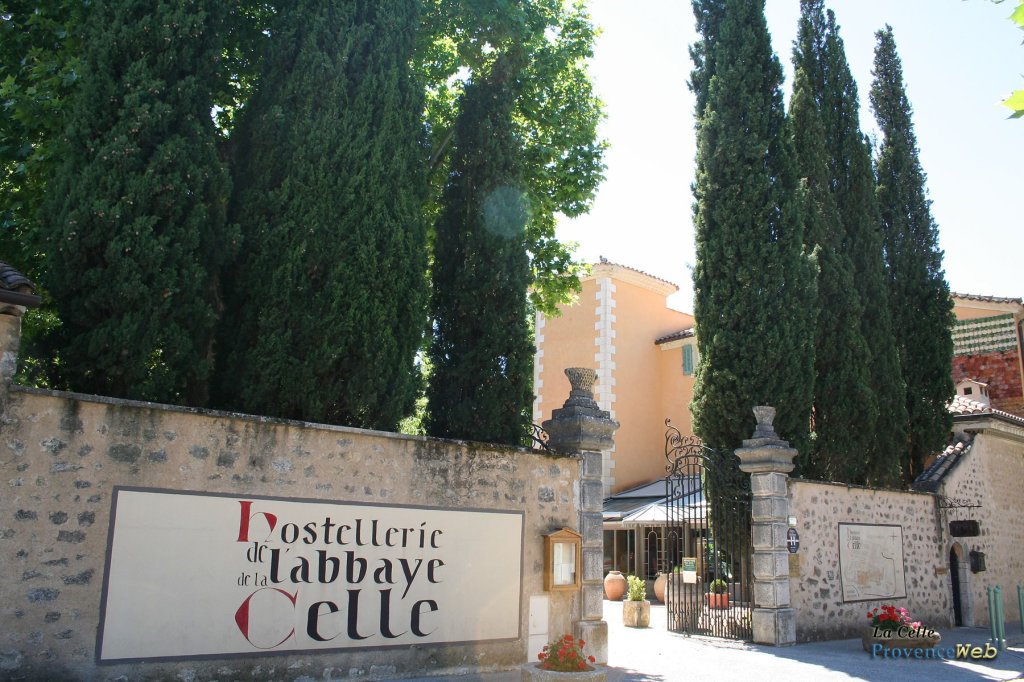 Entr&eacute;e de l'Hostellerie de l'Abbaye.