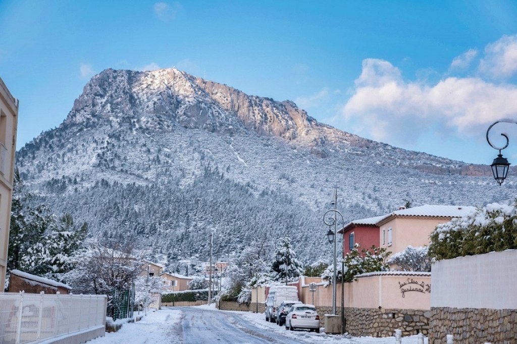 Le Mont Coudon enneig&eacute;.