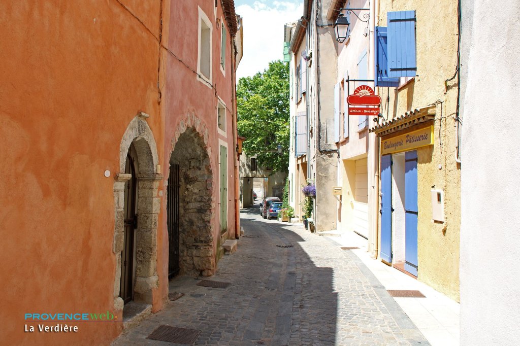Ruelle pav&eacute;e du village.