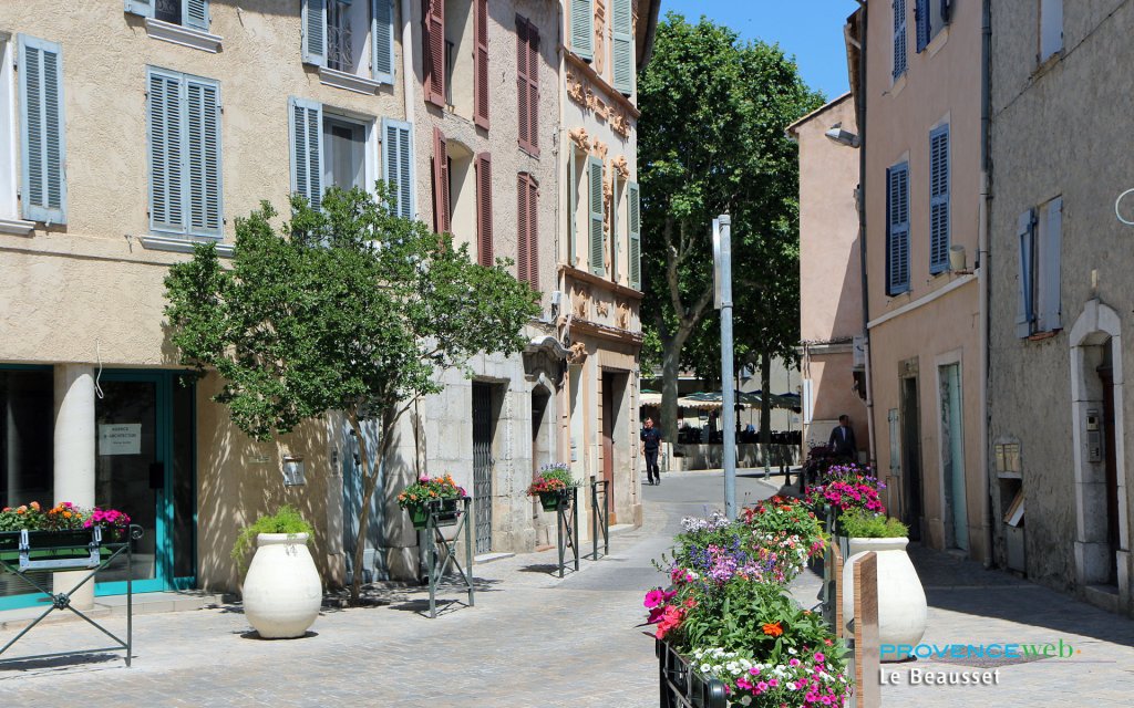 jolie rue au Beausset.
