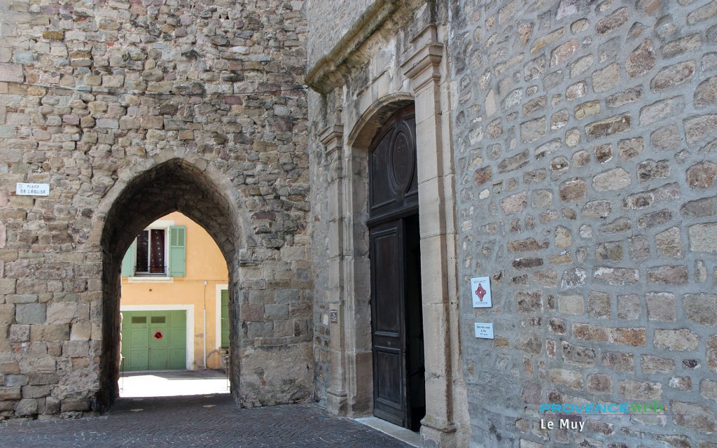 Place de l'Eglise au Muy.