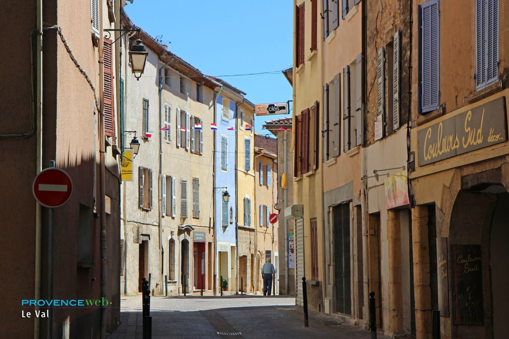Le village du Val dans le Var.