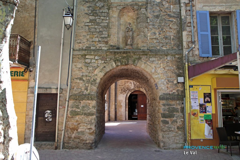 Centre du Val, 83.