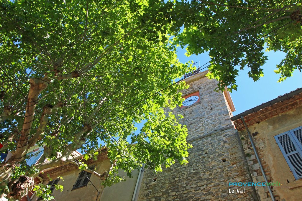 Tour avec horloge.