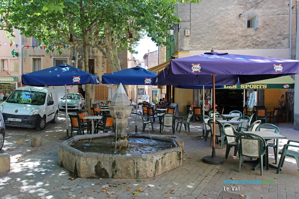 Fontaine et restaurant.